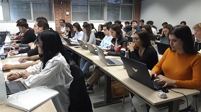 Estudiants en una aula de la UPC