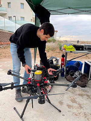Un membre del grup d'investigació ICARUS de la UPC prepara els drons per a la simulació, el 8 de març