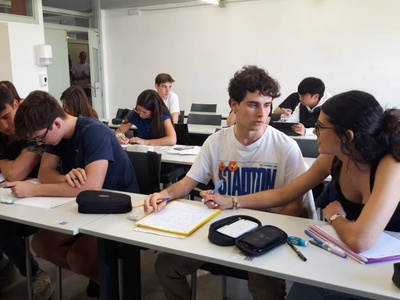 Estudiants dins d'una aula de la UPC.