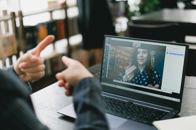 Dos estudiants en una reunió en linia per practicar idiomes