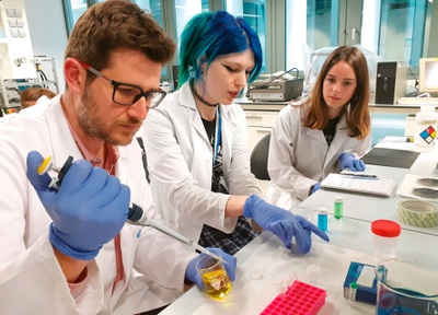 Tres investigadors en un centre de recerca de enginyeria biomèdica a la UPC