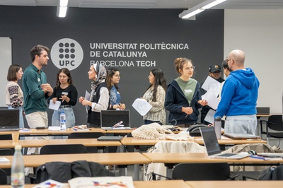 Equip de persones treballant uns dels projectes de la Hackathon