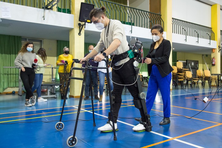 Prova de l'exoesquelet híbrid a l'Hospital Nacional de Paraplègics (Toledo)