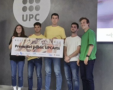L'equip "La Petjada" recollint el Premi UPCArts