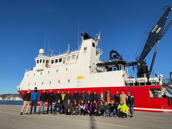 Members of the oceanographic campaign in front of the Sarmiento de Gamboa vessel at the port of Palamós