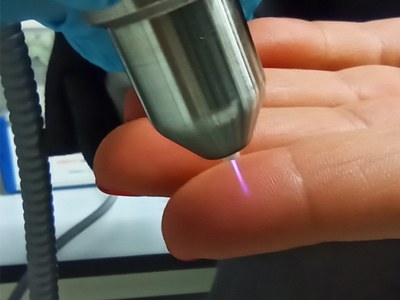 A gas plasma device operating at near room temperature, which allows treating living tissues.