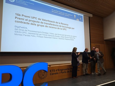 Ferran Marqués receiving the 15th UPC Research Valorisation Award from Rubén Bonet, co-founder of Fractus, UPC Rector Francesc Torres and Montserrat Guàrdia, president of the Board of Trustees.