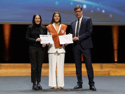 Carmen Borja, CTO of Fractus, presenting the Award for the best academic record to ESEIAAT-upc master's student, Laia Martínez Capella, with the director of the School, Xavier Roca
