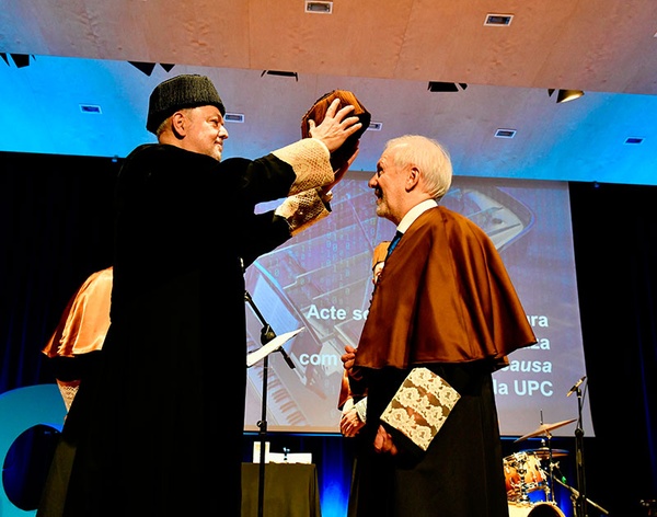 The rector Daniel Crespo and Ignasi Terraza, during the ceremony to confer the honorary doctoral degree