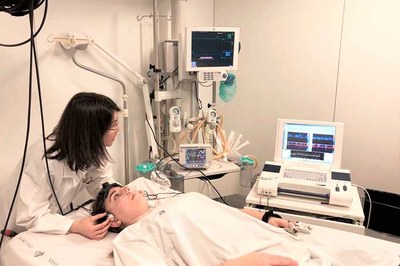 ICFO researchers try out a stroke device at the Hospital de Sant Pau