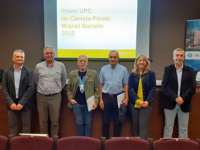 Left to right: Josep Fernández, dean of the Barcelona School of Informatics (FIB); Àlvar Vinacua, vice-rector for Digital Strategy at the UPC; writer Raúl Gonzálvez del Águila, winner of the award; emeritus professor Joaquim Casal, winner of the honorary award to UPC members; Montserrat Guàrdia, president of the University’s Board of Trustees; and Jordi José, a UPC professor and president of the jury