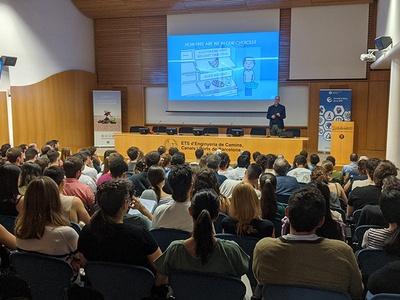 Mark Coeckelbergh during the AI and the principles of democracy lecture at the UPC