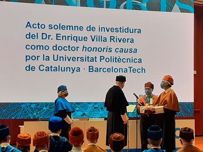 The attendants during the ceremony, from left to right: vice-rector for International Policy Lourdes Reig, rector Daniel Crespo, engineer Enrique Villa, (foreground) BSC director Mateo Valero (background)