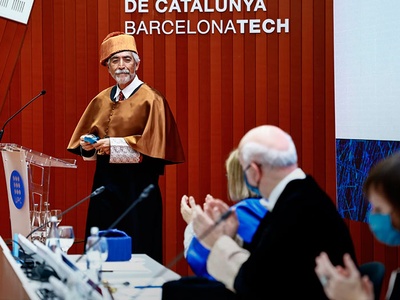 Enrique Villa upon delivering his acceptance speech, looking at the attendants