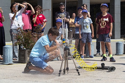 Mission: space. Young researchers from all over the world gather at the UPC with top experts in the sector