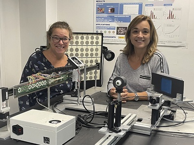 Researchers Cristina Masoller and Meritxell Vilaseca in the laboratory