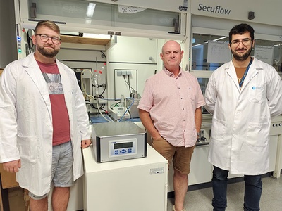 From left to right in the photo: Jordi Sans, Carles Alemán and Marc Arnau, UPC researchers of the project.
