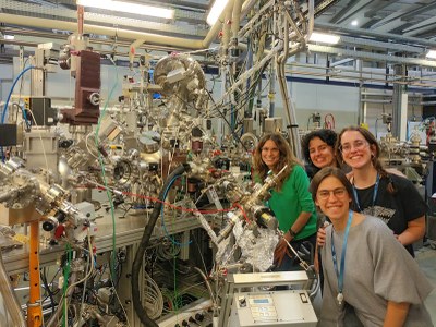 Researchers from the ENCORE-NEMEN group conducting experiments at the CIRCE beamline for X-ray photoelectron spectroscopy at the ALBA Synchrotron