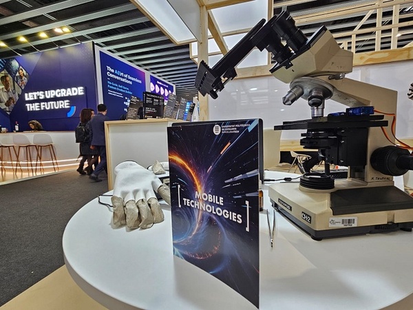 The UPC’s stand At its MWC stand, the UPC presented gloves for non-invasive monitoring of animals’ cardiovascular systems and a solution for detecting malaria combining a mobile application with a low-cost robotic microscope.the 2024 MWC
