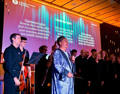Rector Francesc Torres at the end of the event, with the choirs and the UPC Orchestra