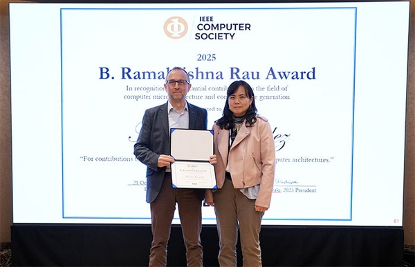 FIB professor Antonio González received the 2025 B. Ramakrishna Rau Award in Seoul on 21 October.