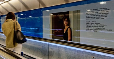 ‘DonesTech per a noves destinacions’: una exposición dedicada a las ingenieras de TMB y chicas estudiantes de la UPC, en el metro de Barcelona