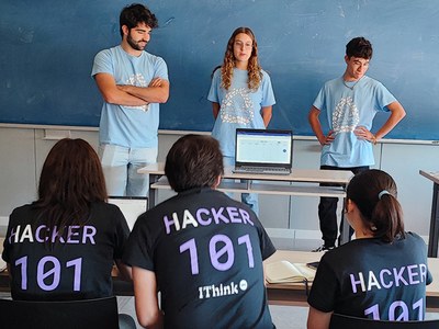 Estudiantes ante el jurado de la Hack UPC