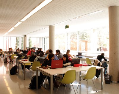 Estudiantes en una biblioteca de la UPC