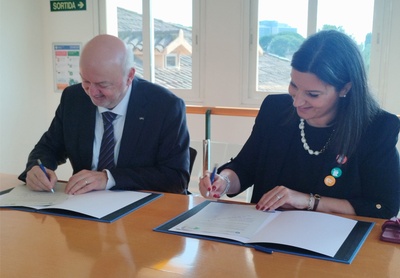 Daniel Crespo, rector de la UPC, y Eleonora Guardini, directora comercial y de marketing de RESA, firmando el convenio
