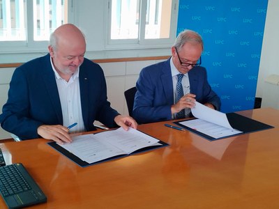 El rector Daniel Crespo, de la UPC, y César Molins, director general de AMES, firmando el acuerdo de renovación de la Cátedra