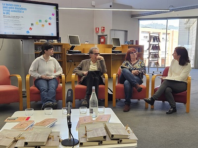 De izquierda a derecha, Martina Massana, Joan Subirats, Montse Ayats y Carme Fenoll, en un momento de la mesa redonda