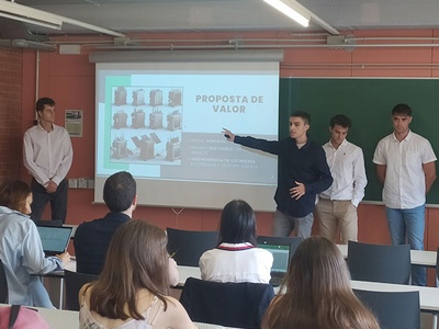 Estudiantes de la asignatura Proyecto Avanzado de Ingeniería (PAE) de la UPC-ETSETB, presentando soluciones a un reto planteado por Fractus