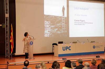 La arquitecta Carme Pigem inaugura el curso académico 2017-2018 en la UPC en un acto marcado por la situación que vive Cataluña