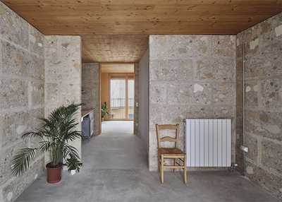 Interior del edificio del proyecto 'Viviendas sociales 2104' en Mallorca, que aprovecha el material del derribo de una antigua escuela. Imagen: Harquitectos