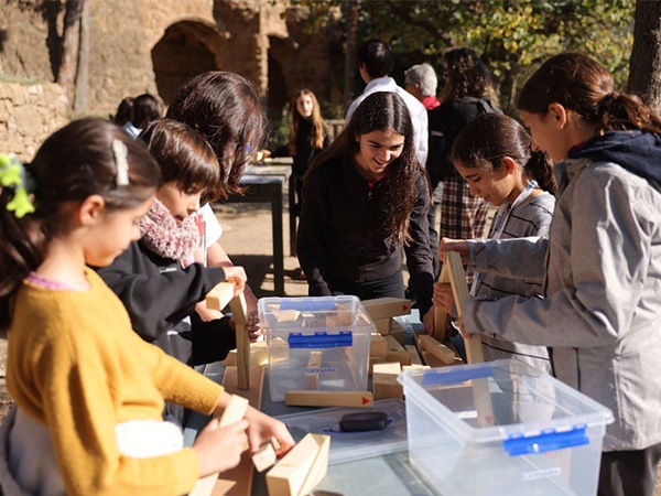 Alumnos de quinto y sexto de primaria disfrutando las actividades