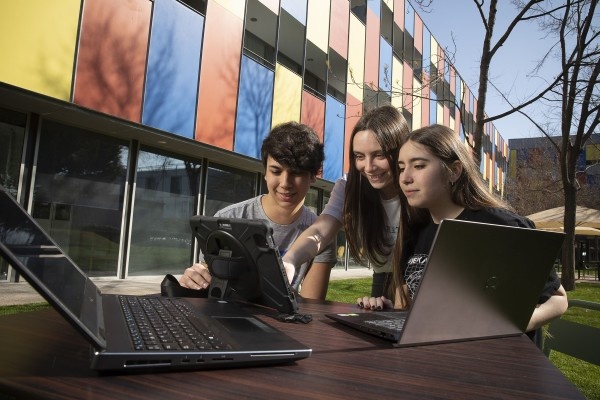 Un grupo de jóvenes mirando pantallas de ordenadores