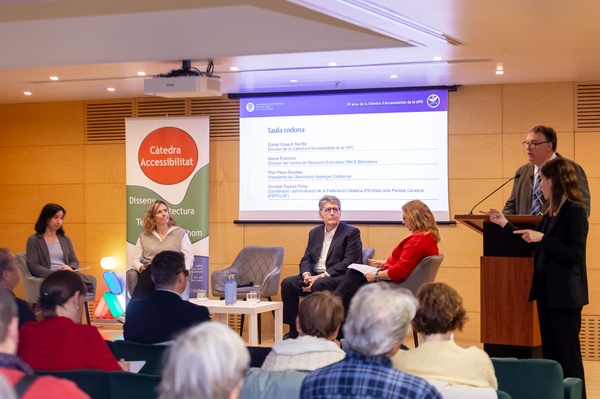Mesa redonda en el acto de celebración del 20 aniversario de la Cátedra de Accesibilidad