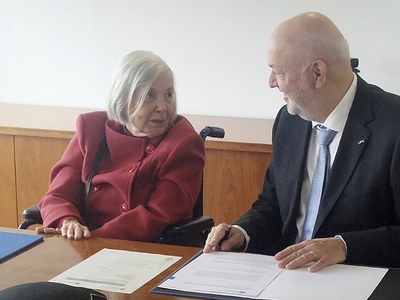 Marta Puig Dòria, hija de Isidre Puig Boada, y el rector Daniel Crespo, en el acto de firma del convenio