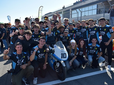 El equipo ePowered Racing del EEBE celebrando los buenos resultados obtenidos