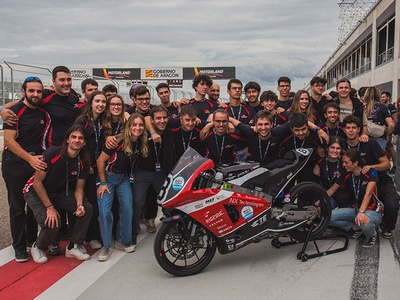 El equipo MotoSpirit con la moto Fénix, construida en 27 días