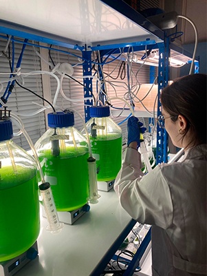 Una de las investigadoras del proyecto REAL-MAC haciendo pruebas en el laboratorio