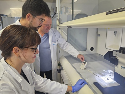 Investigadores del grupo de investigación IMEM-BRT haciendo pruebas de calentamiento del hidrogel con un simulador solar