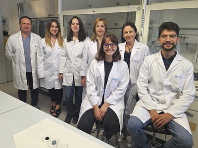 Investigadores que participan en el proyecto TherGel, en el Laboratorio de Caracterización de Polímeros y Materiales Avanzados del Campus Diagonal-Besòs, con muestras del gel termosensible en primer plano