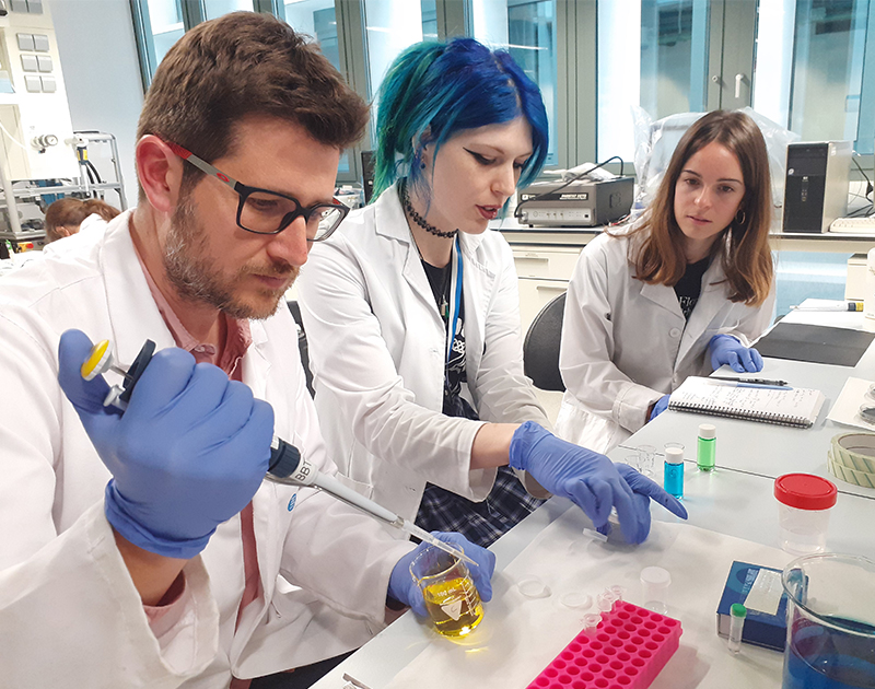 Un grupo de investigadores trabajando en el laboratorio en el marco del proyecto Bio-TUNE