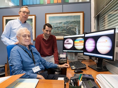 Los investigadores Enrique García, Agustín Sánchez y Jon Legarreta en el despacho. Imagen: Fernando Gómez Larrea