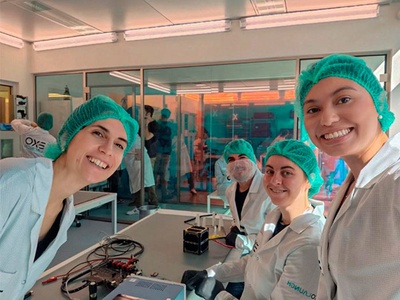 Cristina del Castillo, coordinadora de la misión en Fly Your Satellite!, Luis Contreras (capitán de la misión), Julia Alós y Nataly Buitrago, estudiantes de máster y doctorado, durante las pruebas previas a la integración de 3Cat-4 en el dispensador de Exolaunch, en Berlín (Alemania). Crédito: Exolaunch
