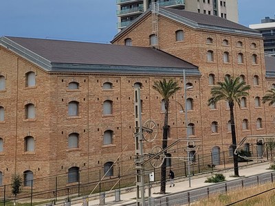 Fachada posterior de la antigua fábrica de la Compañía Auxiliar del Comercio y la Industria (CACI), en Badalona