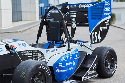 El bólido eléctrico 'Cat11e' de la UPC calienta motores en el Circuito de Barcelona-Catalunya, en Montmeló