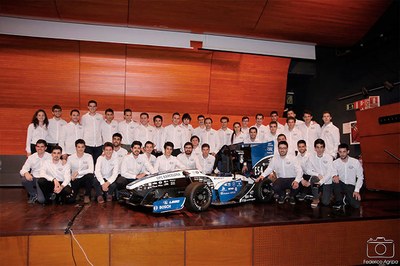 El bólido eléctrico 'Cat11e' de la UPC calienta motores en el Circuito de Barcelona-Catalunya, en Montmeló