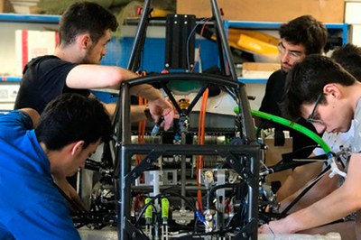 El bólido eléctrico 'Cat11e' de la UPC calienta motores en el Circuito de Barcelona-Catalunya, en Montmeló